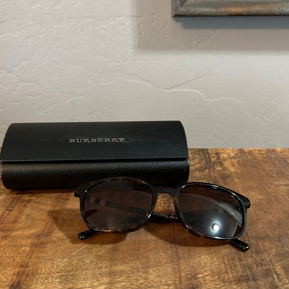 BURBERRY SUNGLASSES